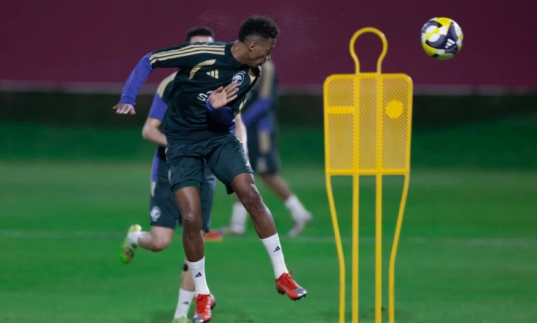 المنتخب السعودي يكثف تدريباته وإصابة تبعد أيمن يحيى