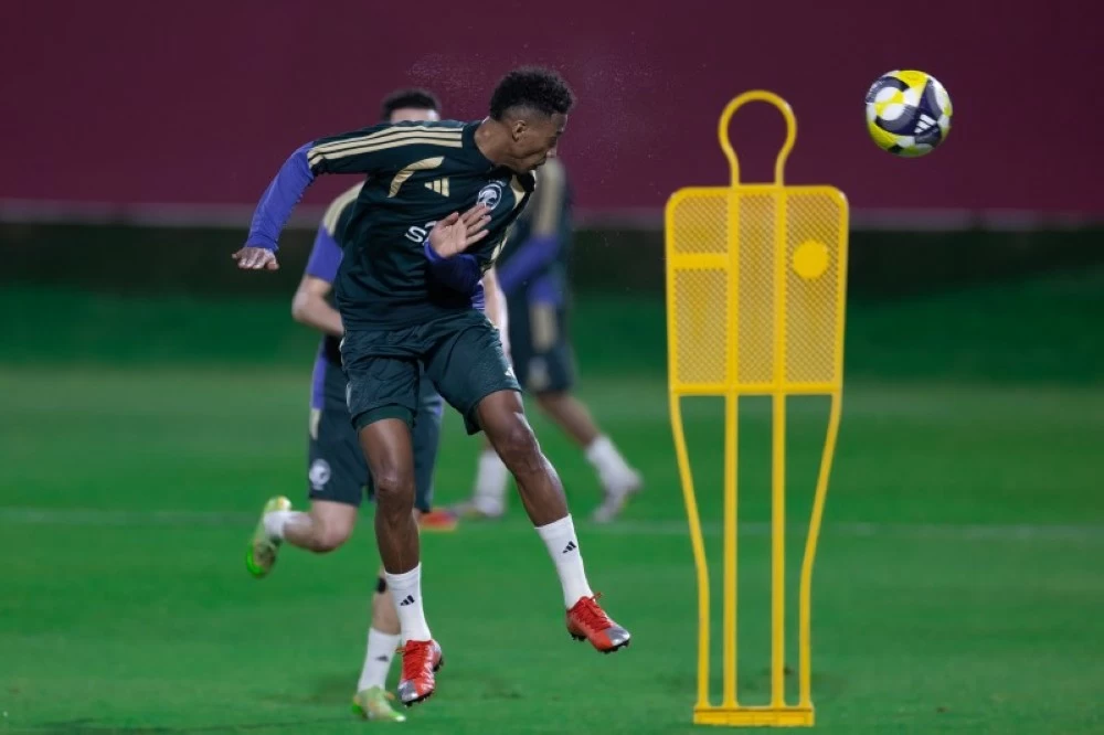 المنتخب السعودي يكثف تدريباته وإصابة تبعد أيمن يحيى