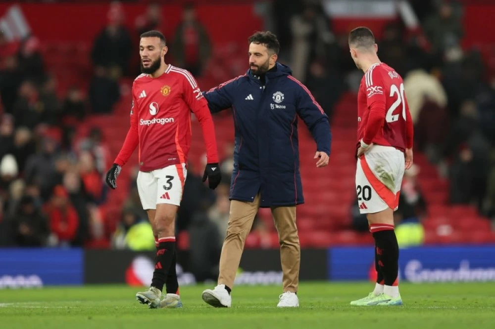 سبب منع نصير مزراوي من اللعب مع مانشستر يونايتد