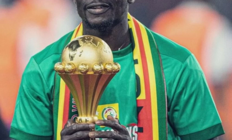 النصر يكرم ساديو ماني بدوري روشن قبل لقاء التعاون