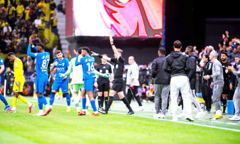 جدل البطاقات الحمراء وتقنية الفار في كرة القدم الحديثة