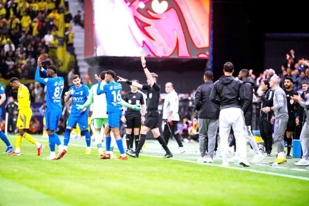 جدل البطاقات الحمراء وتقنية الفار في كرة القدم الحديثة