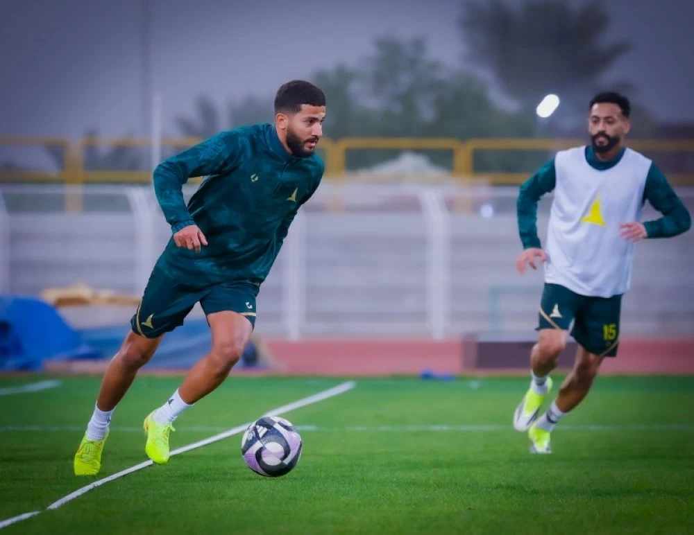 الخليج السعودي يعزز صفوفه بمنشي والعيسى ويجدد لحيدري