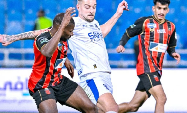 الرياض يوقف سلسلة انتصارات الهلال في دوري روشن السعودي