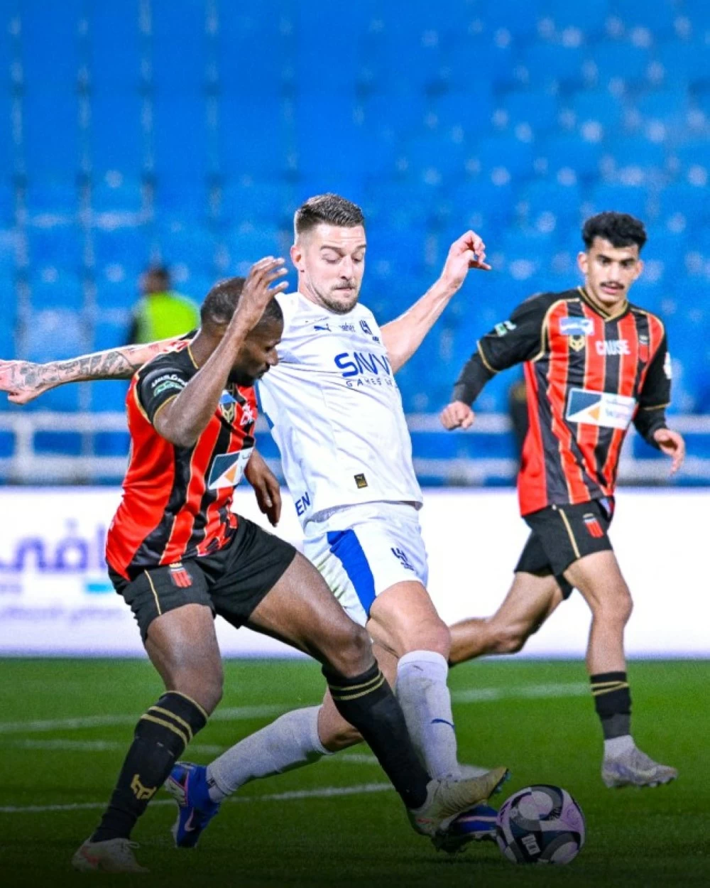 الرياض يوقف سلسلة انتصارات الهلال في دوري روشن السعودي