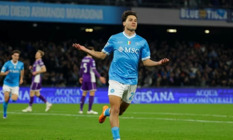 نابولي يهزم فيورنتينا ويشعل سباق لقب الدوري الإيطالي