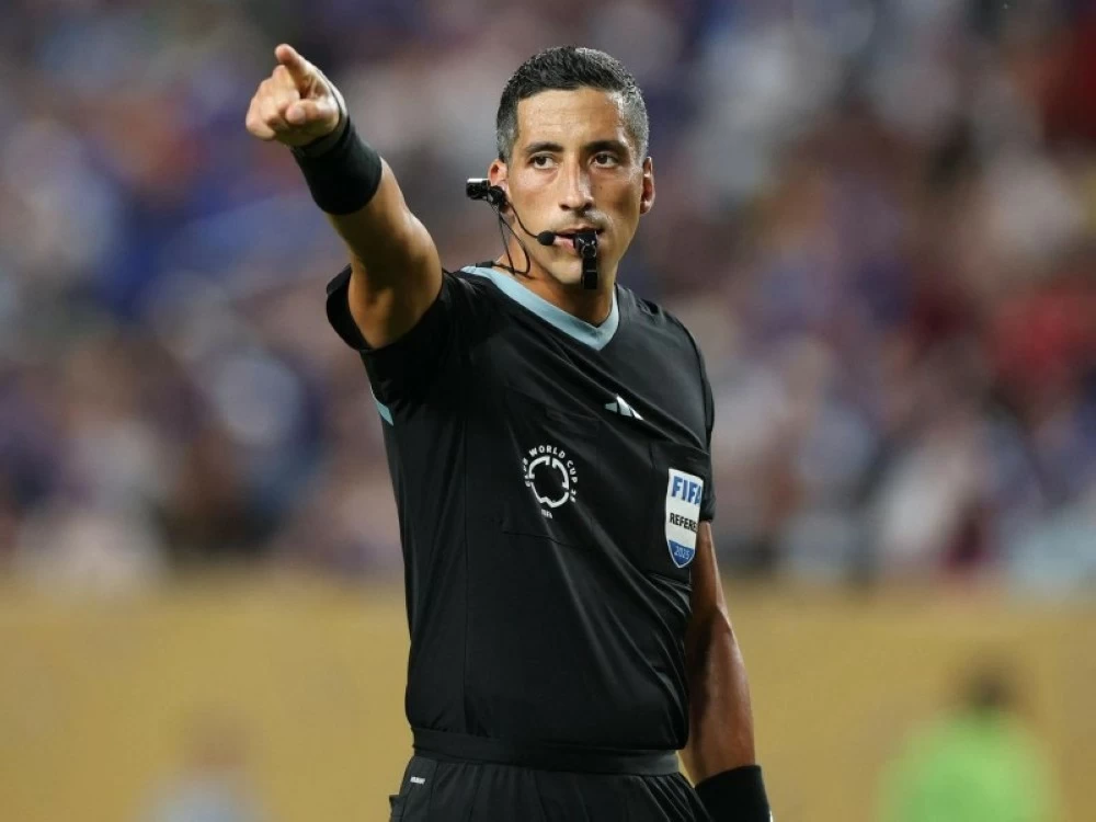 الحكم فالكون يدير كلاسيكو الهلال والأهلي: قصة إنقاذ حياة لاعب