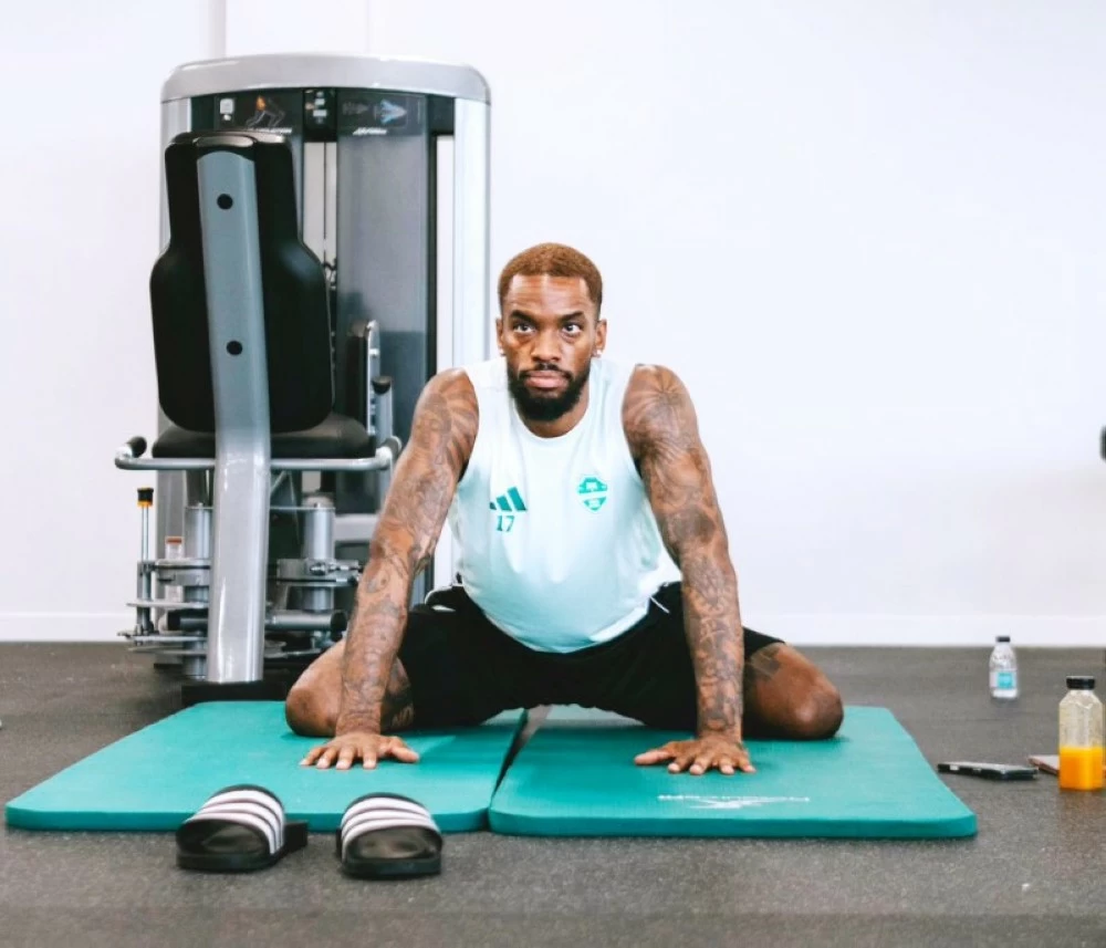 دوري روشن: الهلال والأهلي في مواجهات حاسمة للقمة والقاع