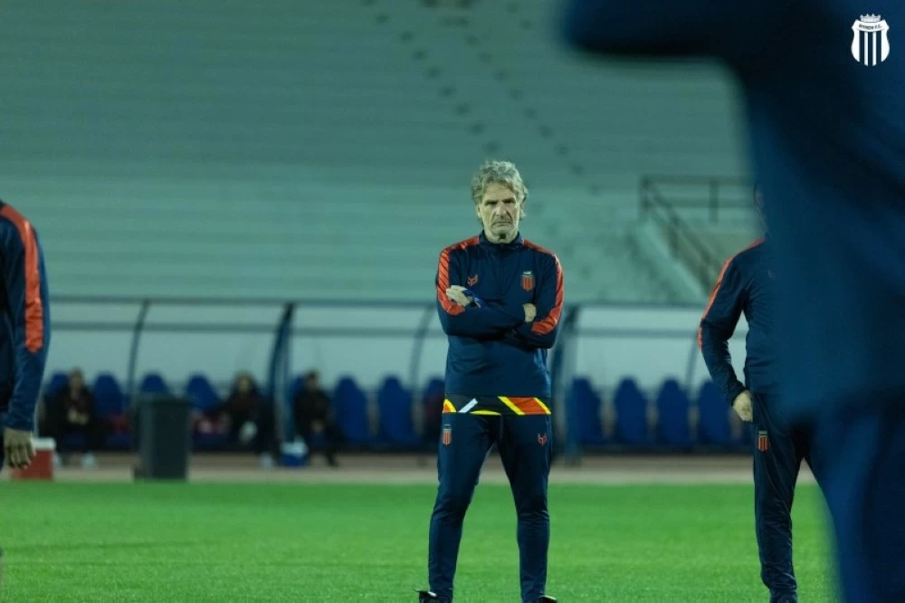 أزمة دانيال كارينيو مع نادي الرياض: شبح الهبوط يلوح بالأفق