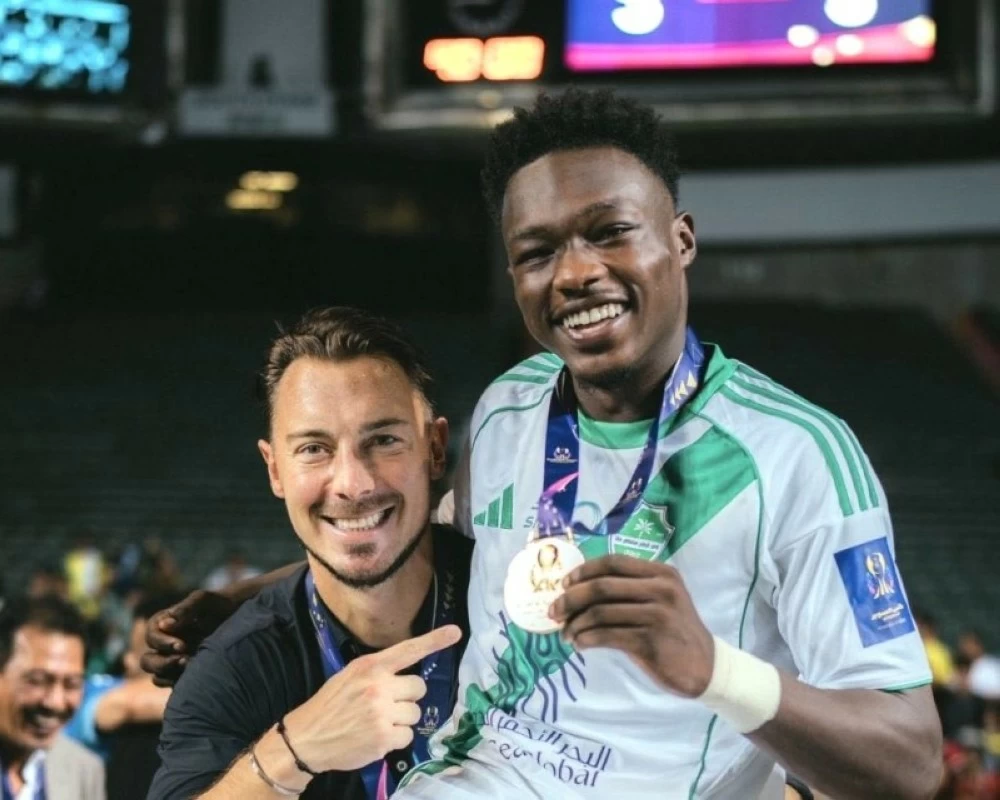 الاتحاد السعودي يواسي محمد بكر نجم الأهلي في وفاة والده