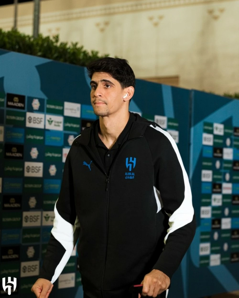 إصابة ياسين بونو في الكتف وغيابه عن تدريبات الهلال