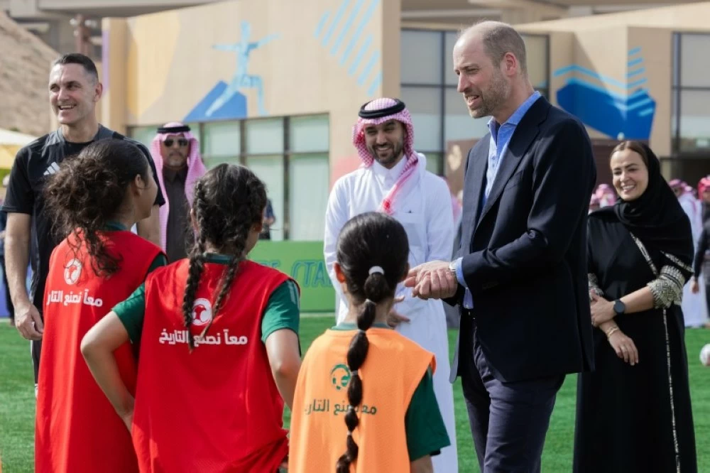 الأمير ويليام يشهد تدريبات كرة القدم للفتيات في السعودية