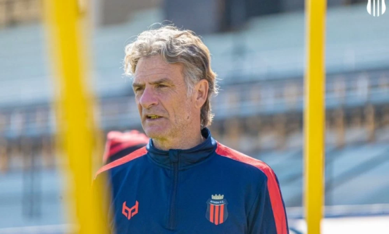 نادي الرياض يقيل كارينيو رسمياً ويعين دولاك مدرباً مؤقتاً