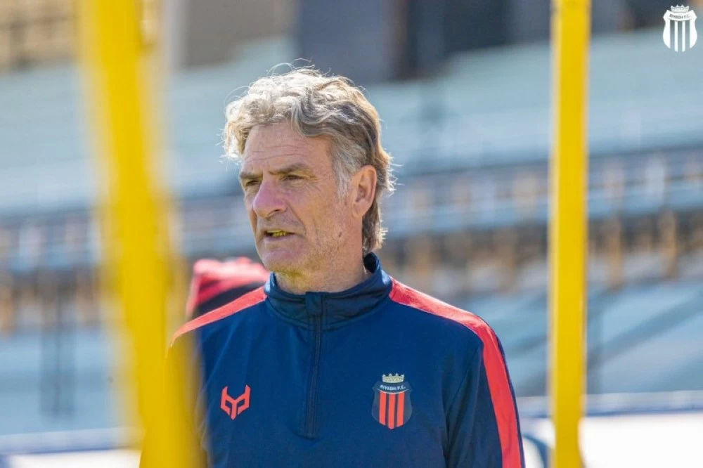 نادي الرياض يقيل كارينيو رسمياً ويعين دولاك مدرباً مؤقتاً