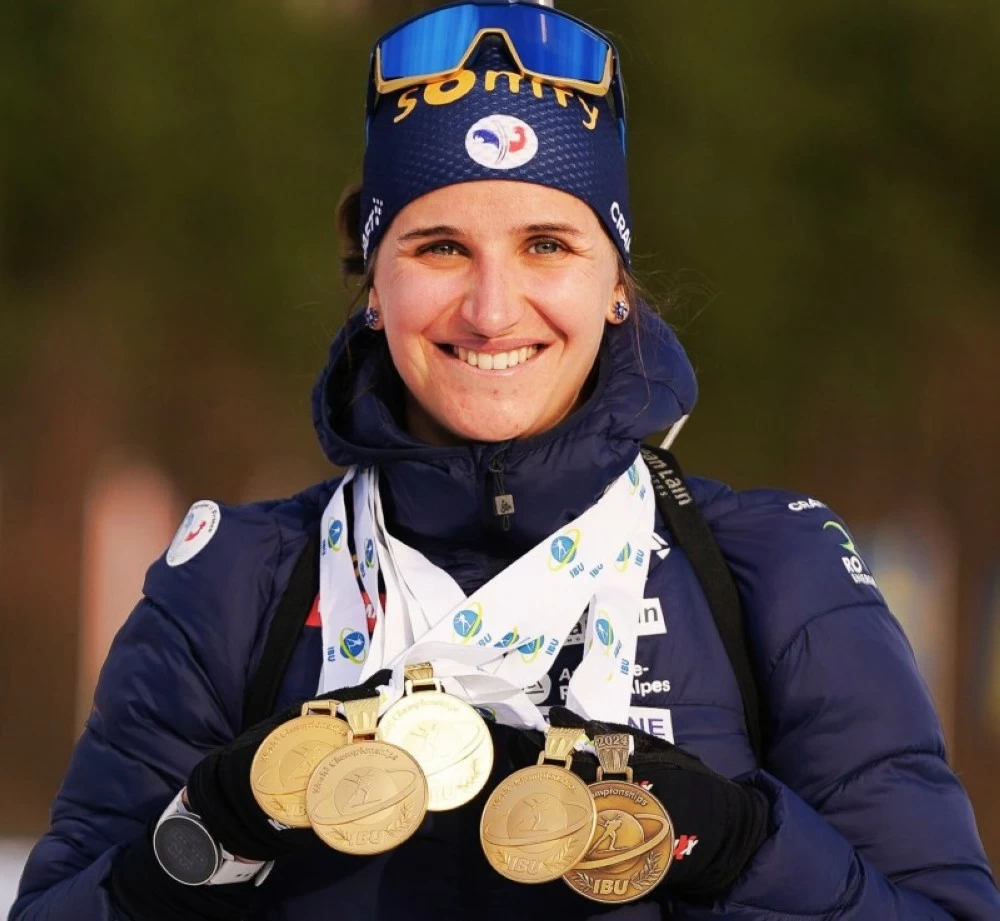 جوليا سيمون: قصة بطلة البياثلون بين الميداليات وقضية الاحتيال