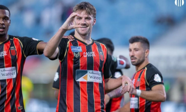 الخليج يتعادل مع الرياض 1-1 في صراع دوري روشن السعودي