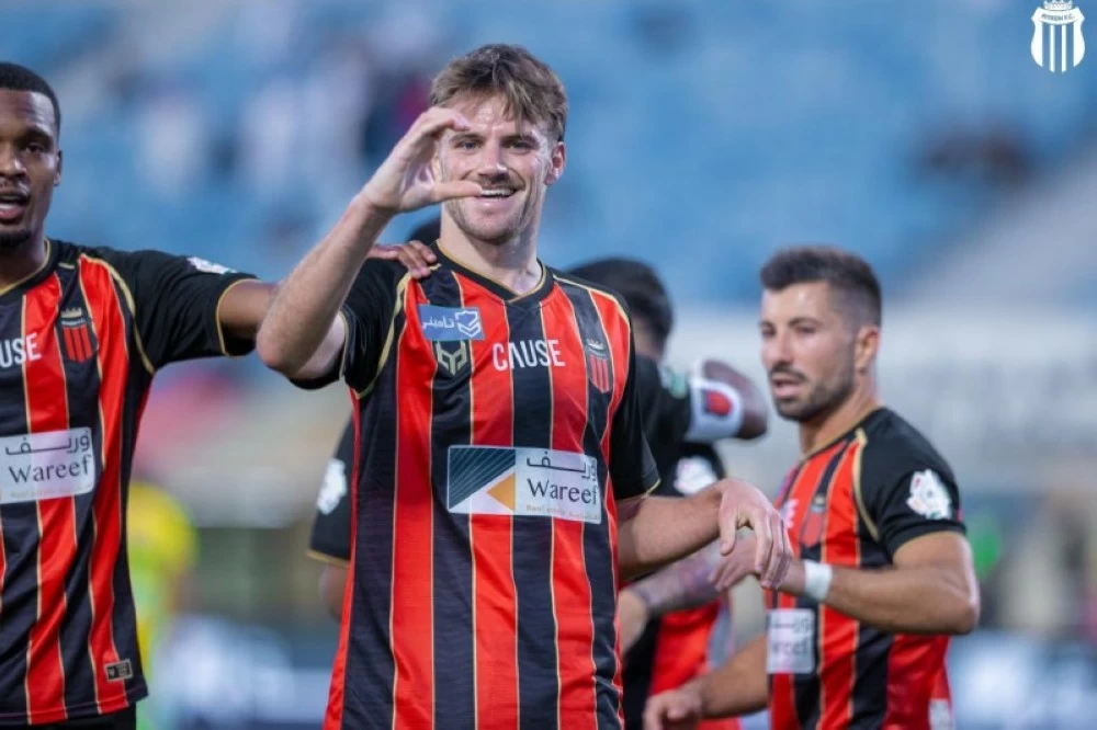 الخليج يتعادل مع الرياض 1-1 في صراع دوري روشن السعودي