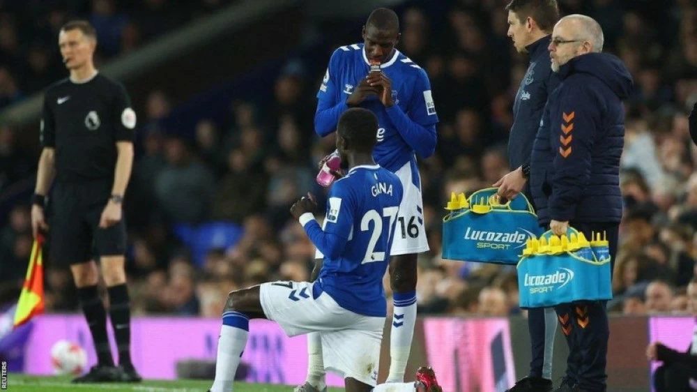 البريميرليغ يقر توقفات الإفطار في رمضان لدعم اللاعبين المسلمين