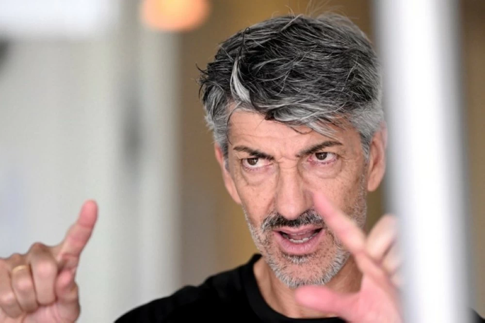 الشباب السعودي يقيل مدربه ألغواسيل بعد شهرين من تعيينه