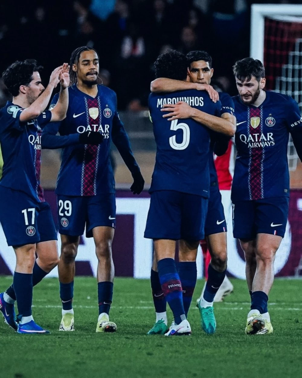 باريس سان جيرمان يهزم موناكو 5-2 في قمة الدوري الفرنسي