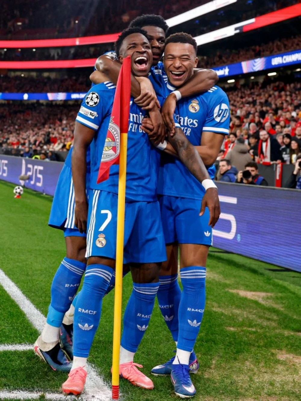 يويفا يحقق في واقعة عنصرية ضد فينيسيوس بمباراة بنفيكا