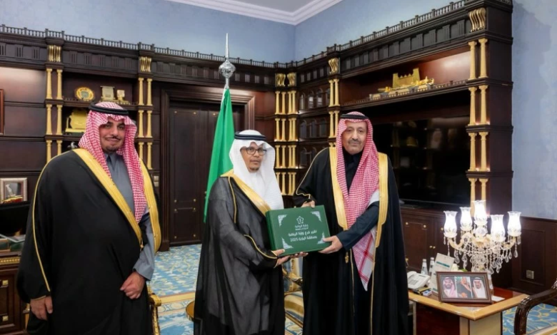 أمير الباحة يبحث تطوير الرياضة بالمنطقة ودعم رؤية 2030