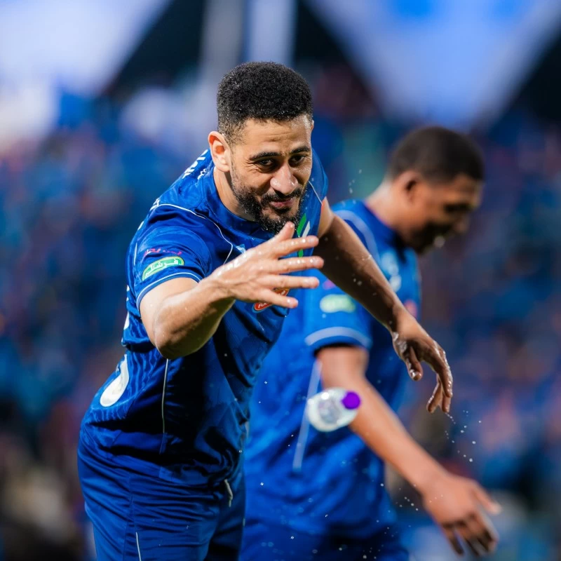 مراد باتنا يحقق 100 مساهمة تهديفية مع الفتح السعودي