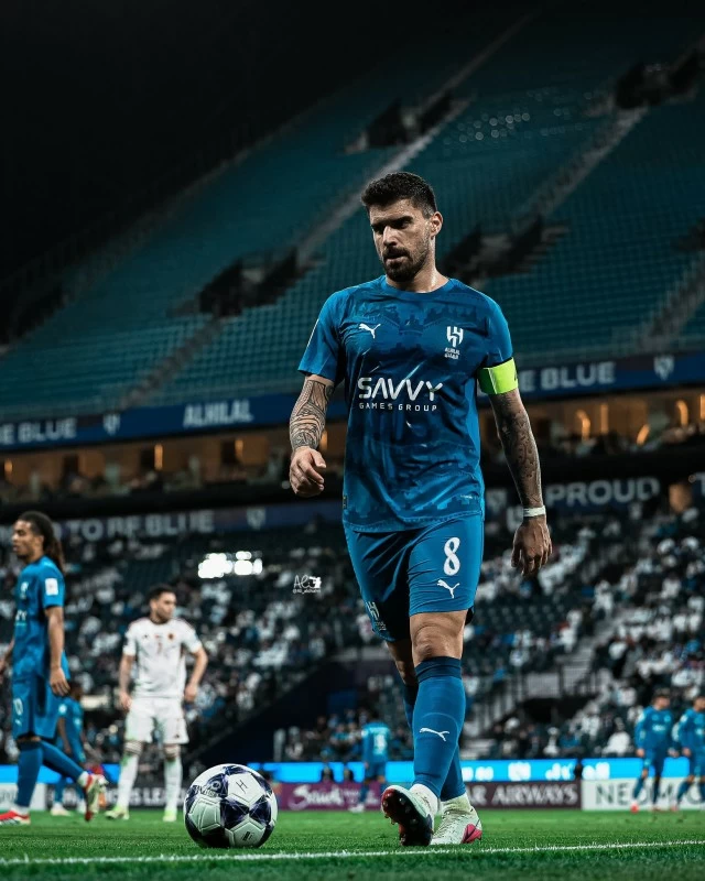 نيفيز ينتقد التحكيم ويدعو لتوحيد المعايير في الدوري السعودي