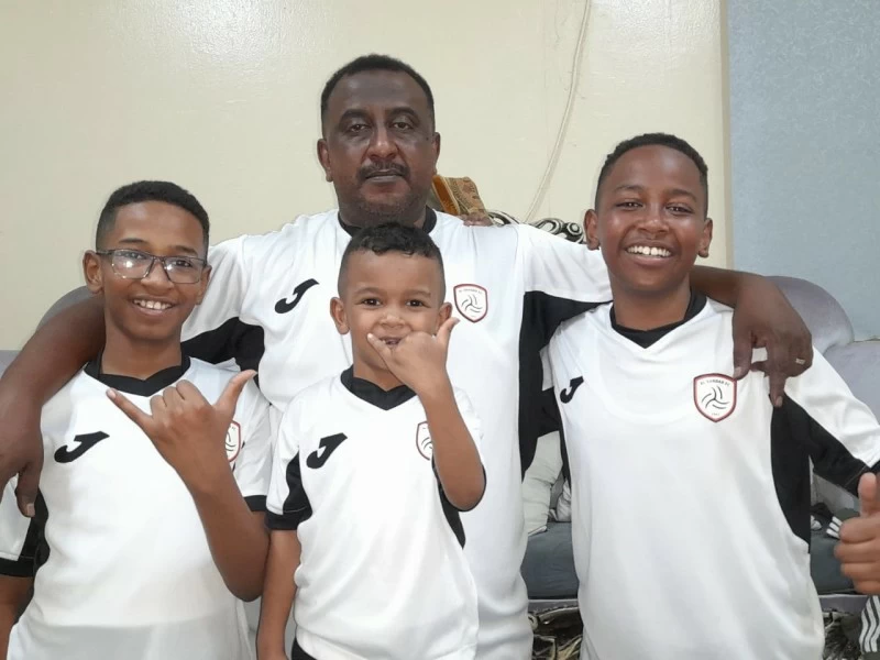 تفاعل رئيس الشباب مع مشجع وأبنائه: قصة تذاكر تلهب الحماس