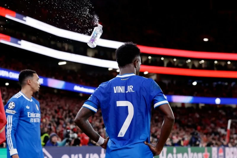 بنفيكا يعاقب مشجعين بسبب العنصرية: خطوة ضد التمييز