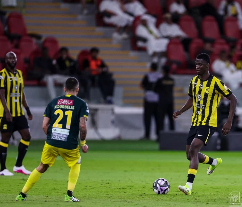 أداء محمدو دومبيا ضد الاتحاد: نجم الخليج يتألق في دوري روشن