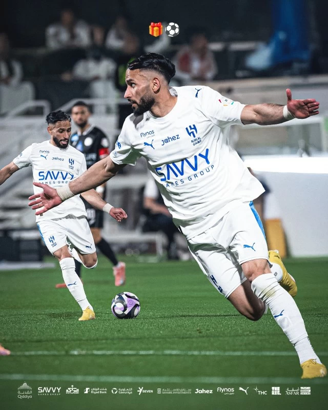 سلطان مندش يتألق مع الهلال ضد الشباب في دوري روشن