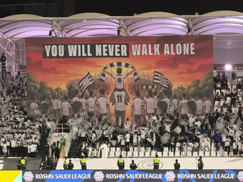 جماهير الشباب ترفع "لن تسير وحدك أبداً": رسالة وفاء في دوري روشن