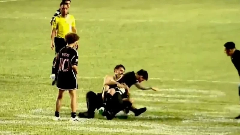 مشجع يسقط ميسي أرضاً: حادثة تهز مباراة إنتر ميامي