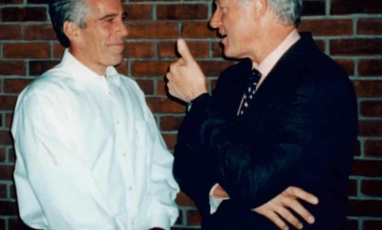 بيل كلينتون يدافع عن نفسه في ملفات إبستين: «لم أرتكب خطأ»