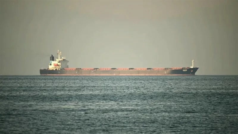 هجوم ناقلة نفط بمضيق هرمز: إصابة 4 وتصاعد التوترات