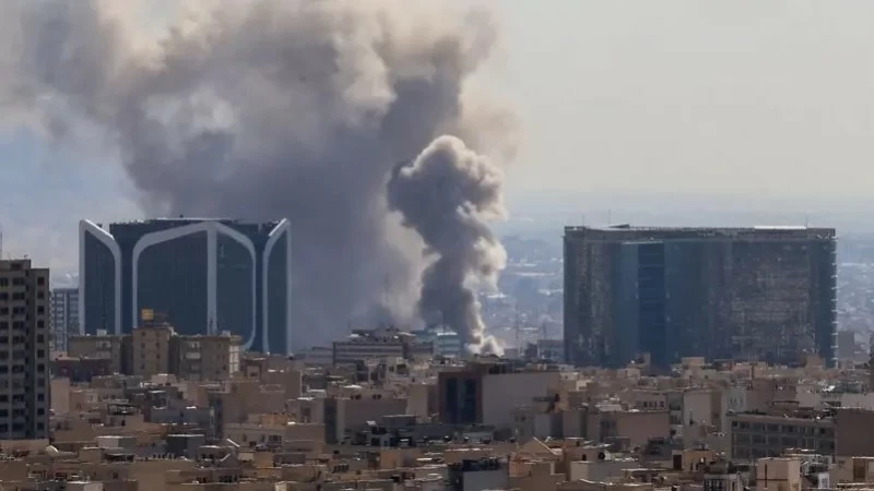 تصعيد الحرب: ضربات أمريكية إسرائيلية على إيران ورد إيراني