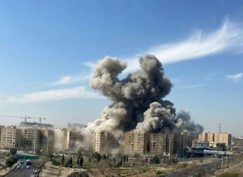 تصاعد التوترات: انفجارات طهران وتهديد الحرس الثوري لمضيق هرمز