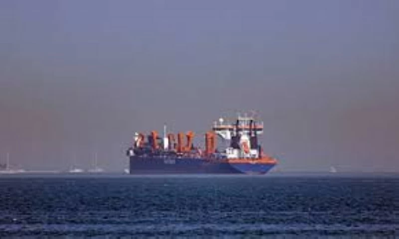 مضيق هرمز: توقف الملاحة وتداعيات الصراع على النفط العالمي