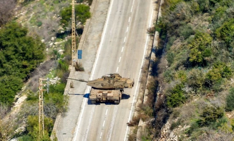 التصعيد الإسرائيلي: ضربات على حزب الله وتحذيرات إخلاء بجنوب لبنان