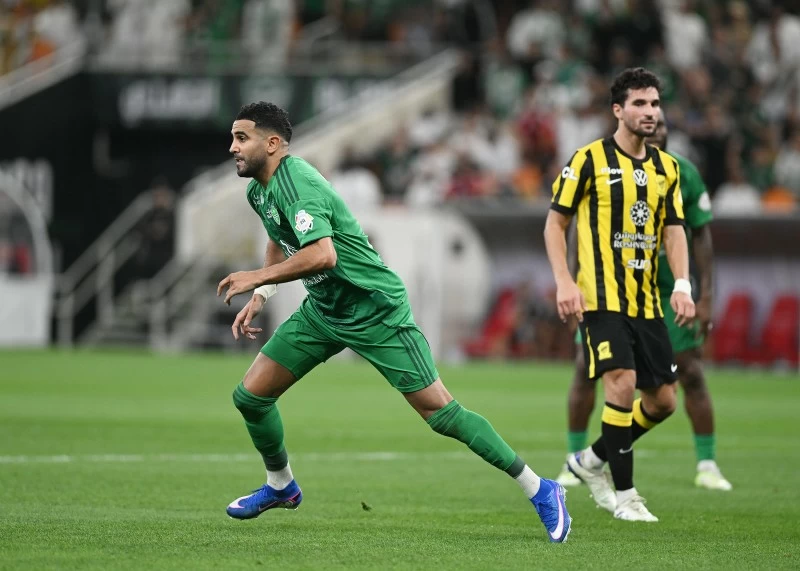 رياض محرز يتوهج في ديربي جدة: أهداف تاريخية وتأثير الأهلي