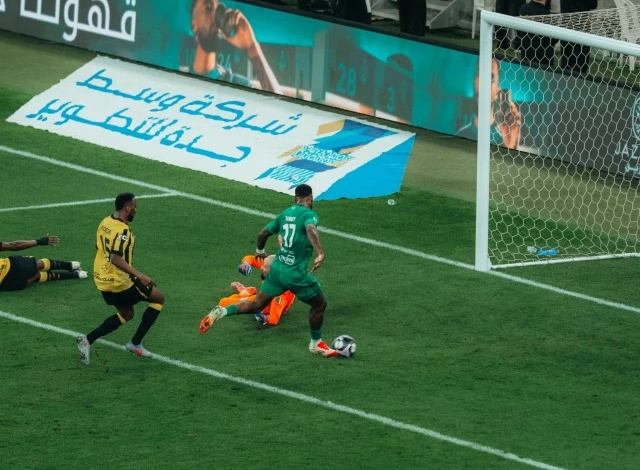تحكيم ديربي الأهلي والاتحاد: دابانوفيتش يتألق ومطالب بمعاقبة توني