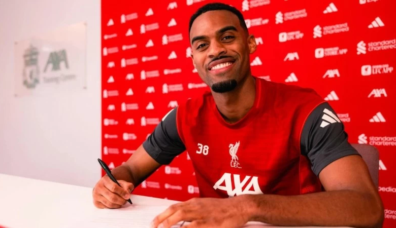 ليفربول يمدد عقد غرافنبيرخ: مستقبل خط الوسط مضمون