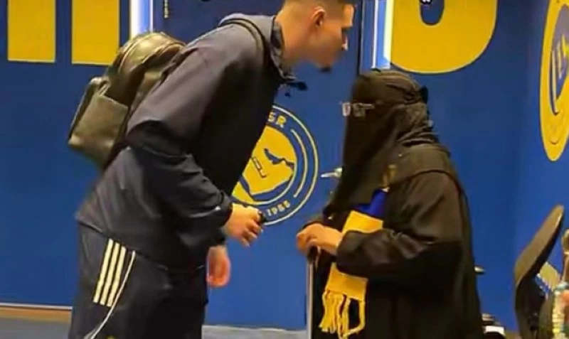 الخالة منيرة: أيقونة وفاء النصر وعشق الأجيال في كرة القدم السعودية