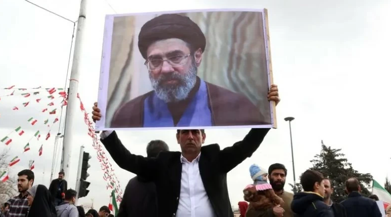 مجتبى خامنئي مرشدًا أعلى لإيران: تداعيات وتحديات