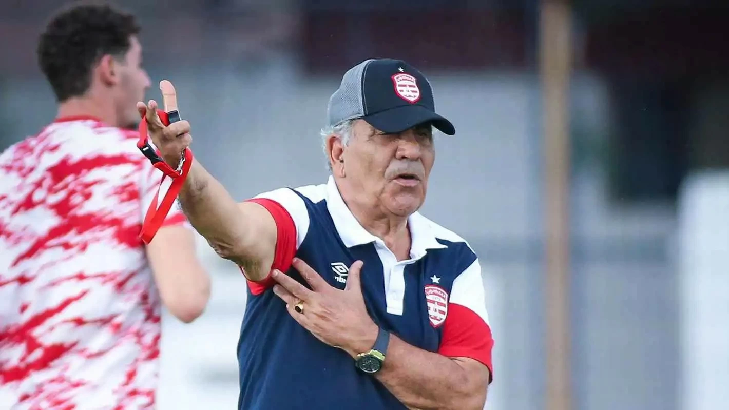 فوزي البنزرتي ينفي شائعات استبعاد الصائمين من الإفريقي