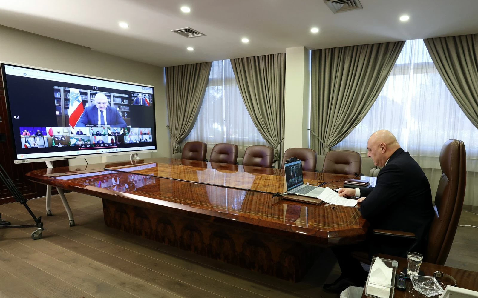 عون يقترح مفاوضات مباشرة مع إسرائيل لوقف الحرب