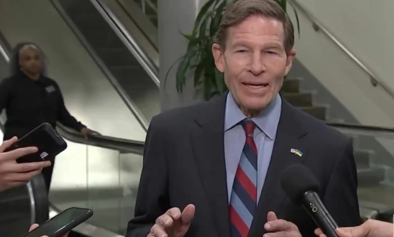 تحذير سيناتور أمريكي: ترامب يتجه لنشر قوات برية بإيران