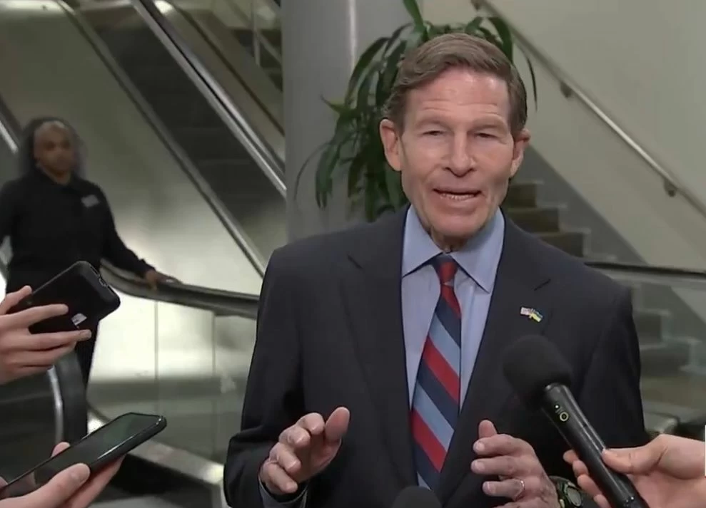 تحذير سيناتور أمريكي: ترامب يتجه لنشر قوات برية بإيران