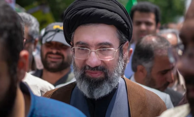 إصابة مجتبى خامنئي: تداعيات على خلافة المرشد الإيراني